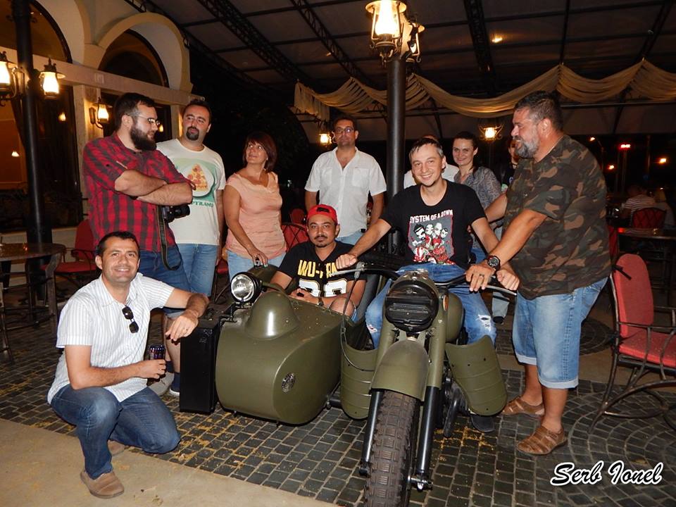  Poză de grup cu motocicleta, furată de la Serb Ionel