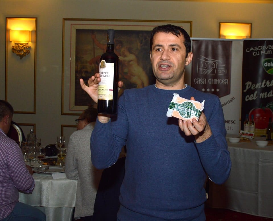  Daniel prezentând combinația mea preferată: Cabernet Sauvignon de la Domeniile Samburesti și Irish Cheddar Delaco D'Exceptie 