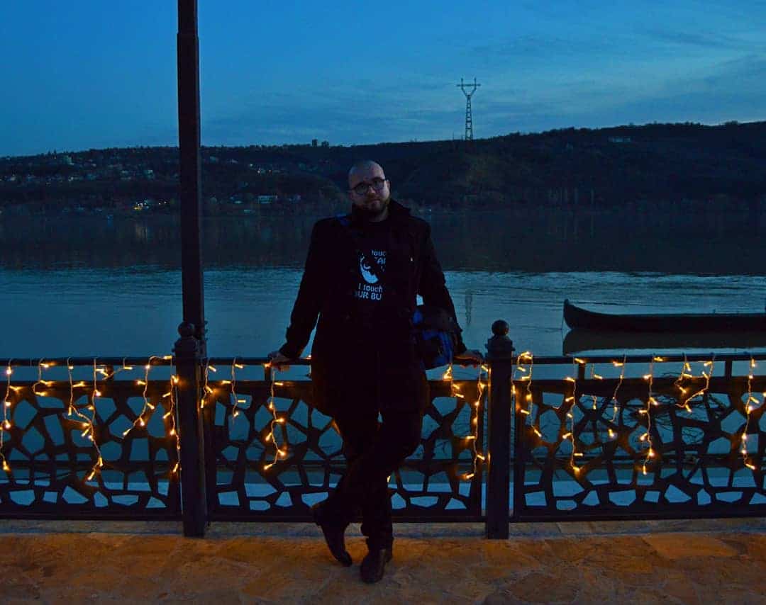 Eu, Marian Buzărnescu, pe malul Dunării, seara (2018, colorized)