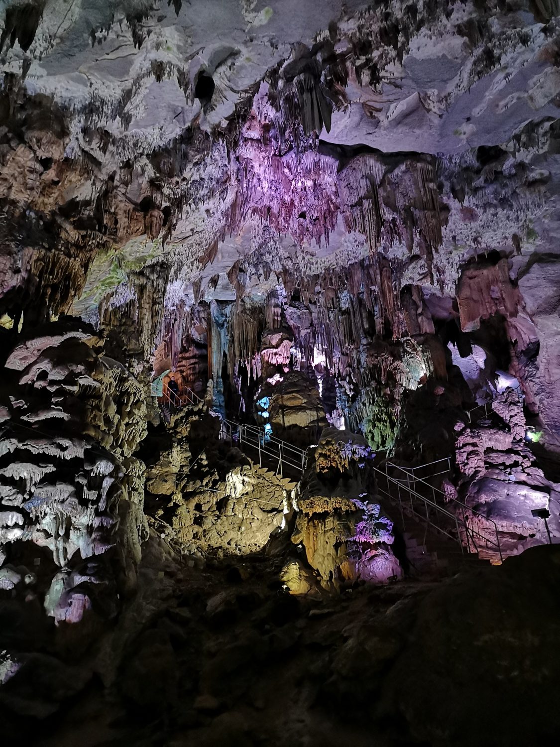 Peisaj suprarealist în interiorul Peșterii Ledenika