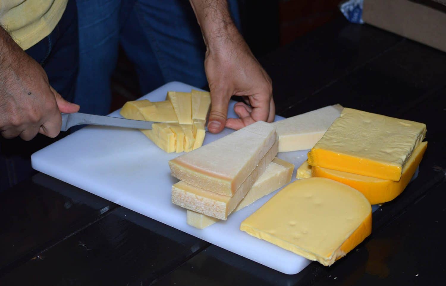 Pregătirea platourilor cu brânzeturi Delaco