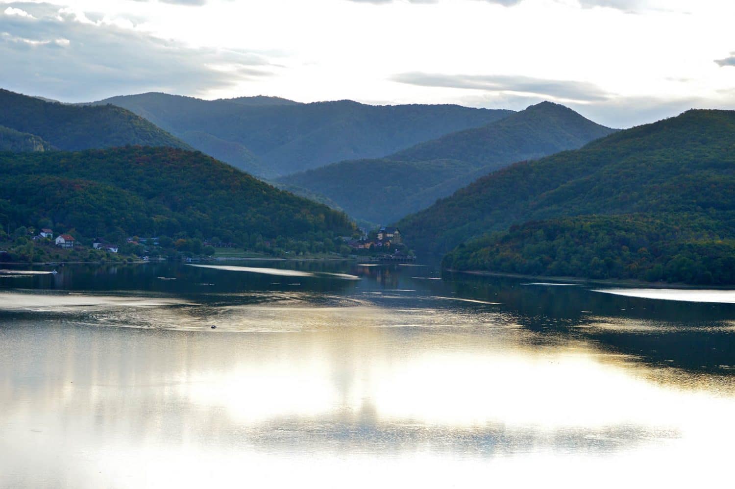 Cincis Lake between the mountains, one of the best places to visit in Hunedoara