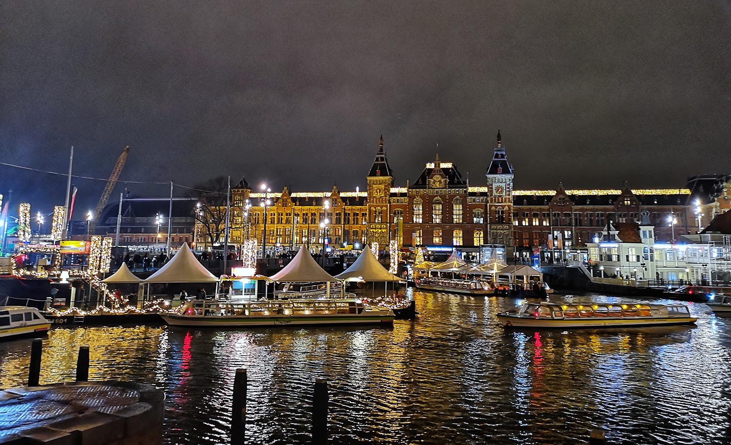 Hey uite ce misto e noaptea cu luminite pe canalele din Amsterdam