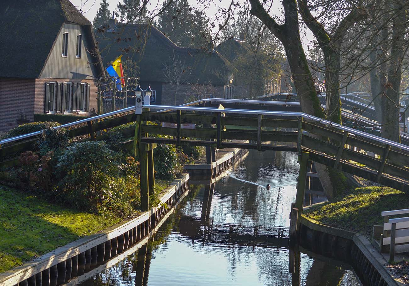 Giethoorn - Pod peste canal