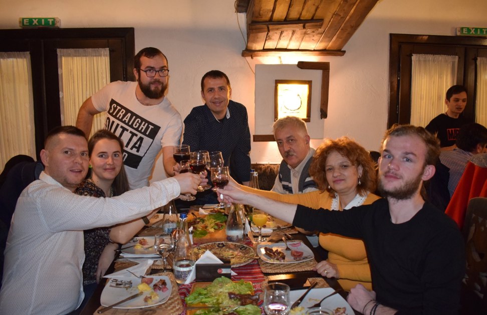 Bloggeri și vin la cina festivă de după proiect