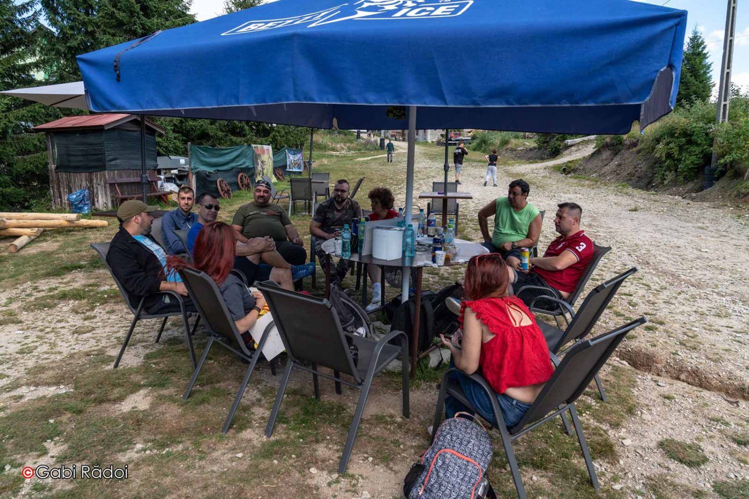 Bloggeri (și nu numai) relaxându-se între activități la Parc Aventura Rânca