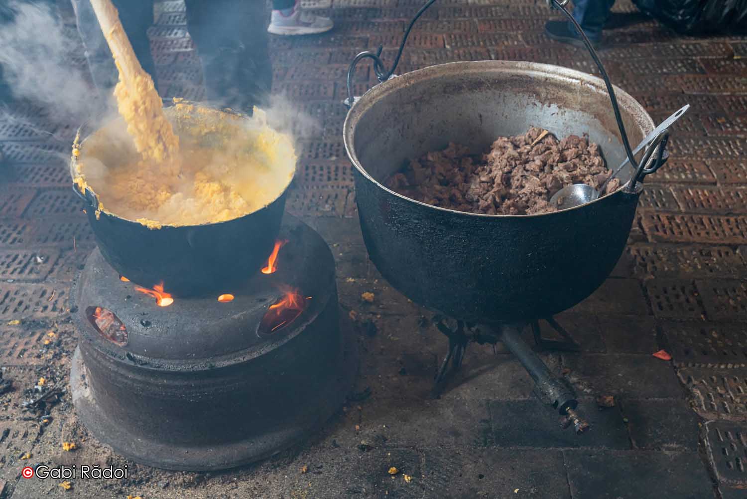 Tocan de oaie și mămăligă - gastronomie tradițională românească ciobănească