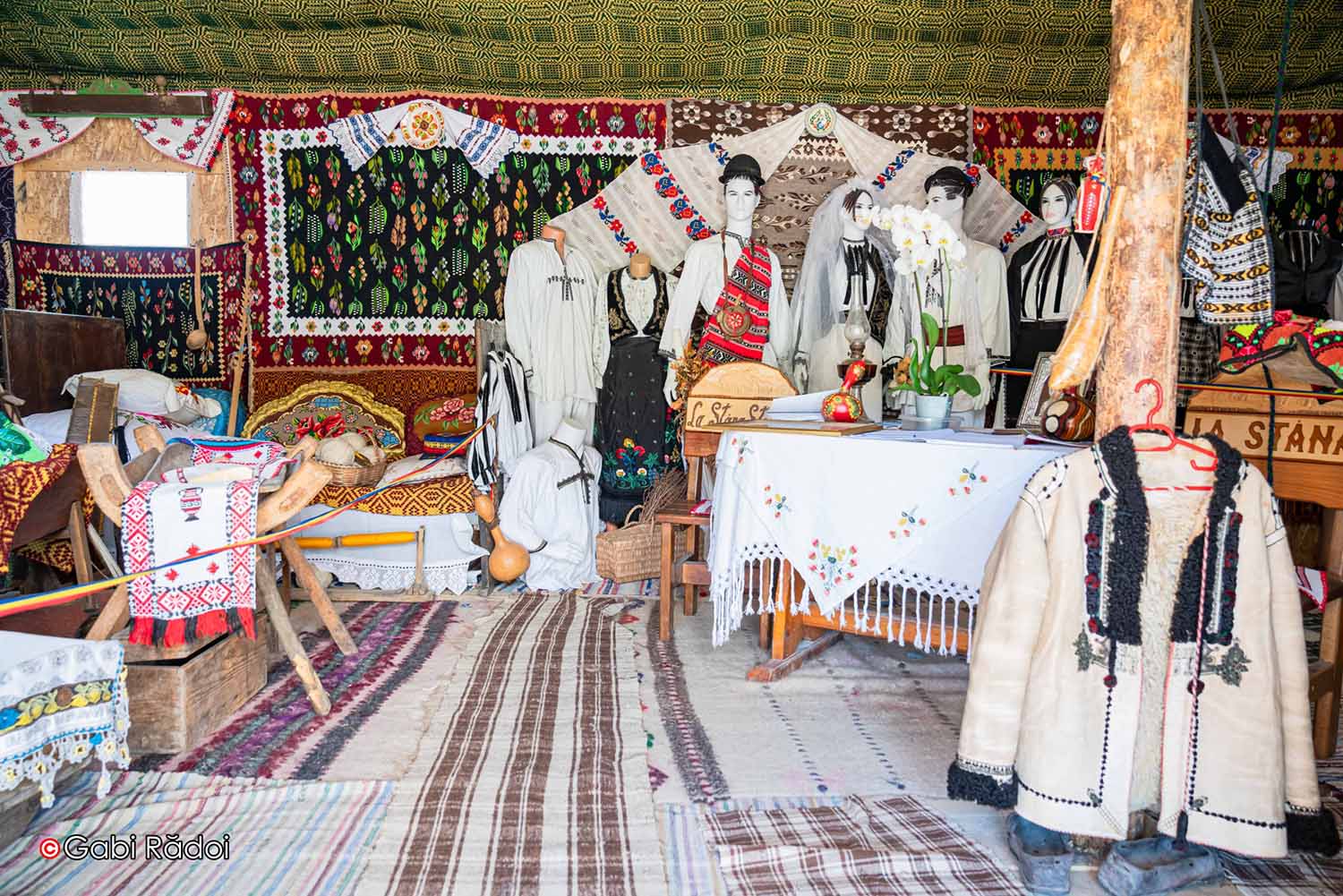 Port tradițional românesc și alte obiecte autohtone în muzeul de la Stana Ștefanu