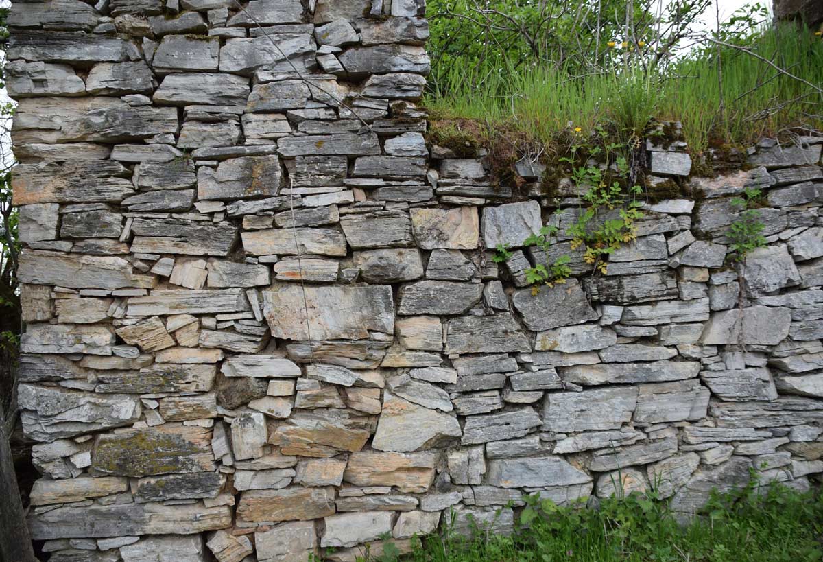 Zid construit din piatră fară liant în comuna Cerbăl