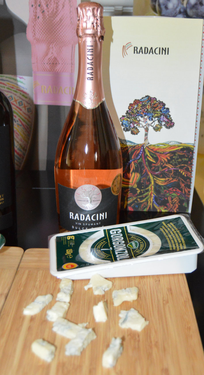 Vin Spumant Rădăcini Roze dulce + Gorgonzola Delaco D’Exceptie.