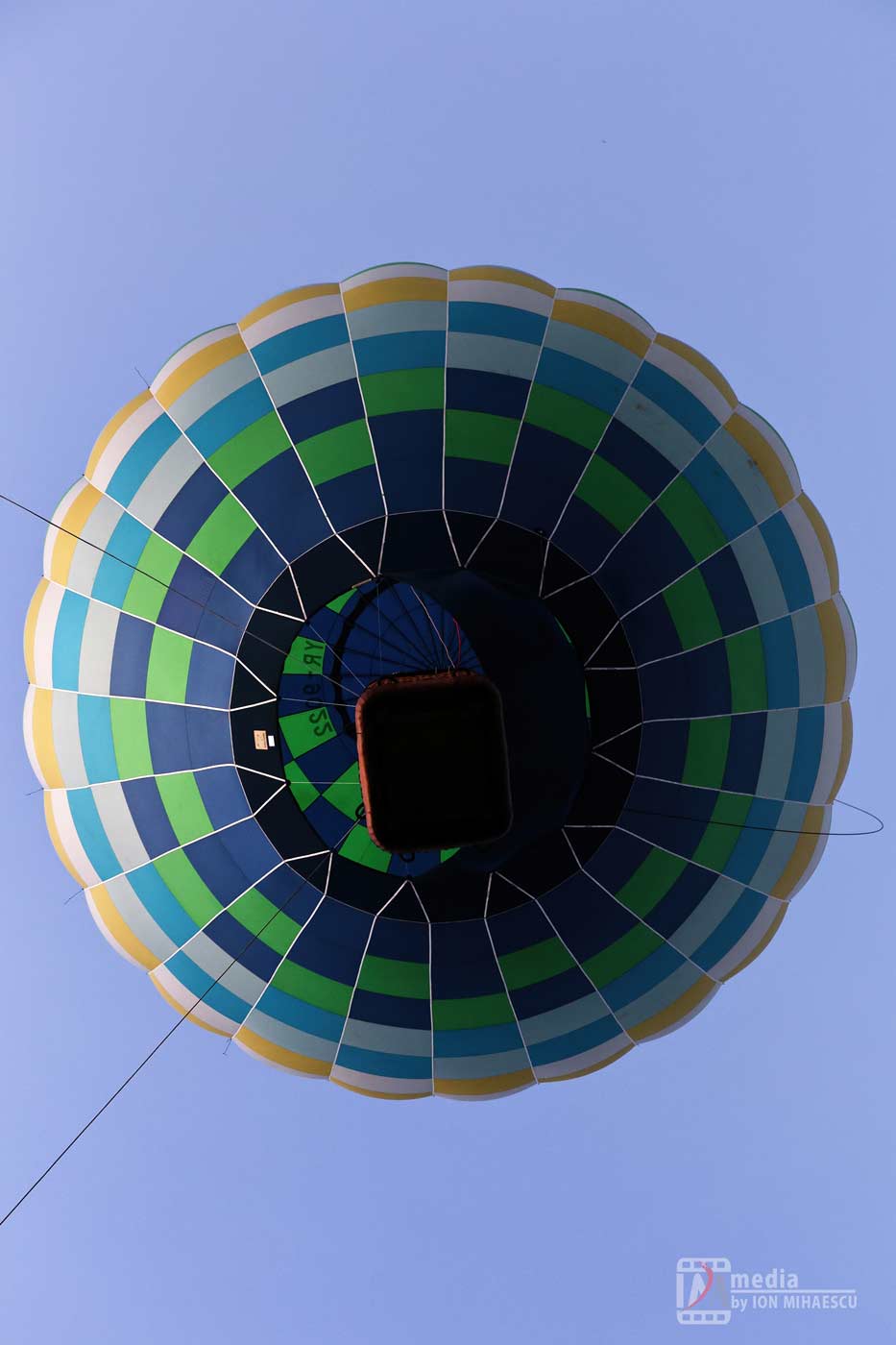 Sub balonul cu aer cald ancorat
