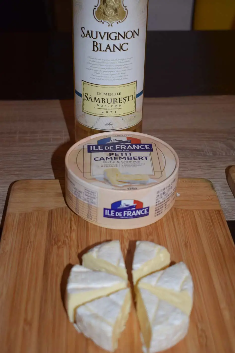 Domeniile Sâmburești Sauvignon Blanc + Camembert Ile de France