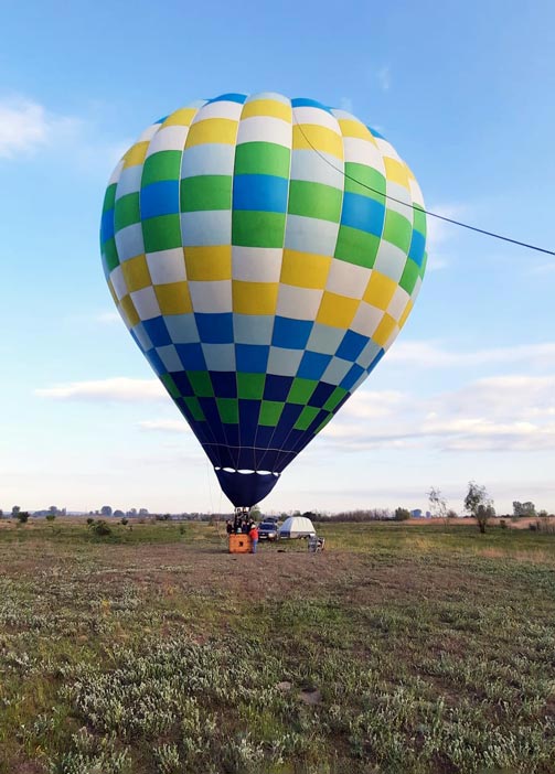 Balonul ancorat înainte de zbor