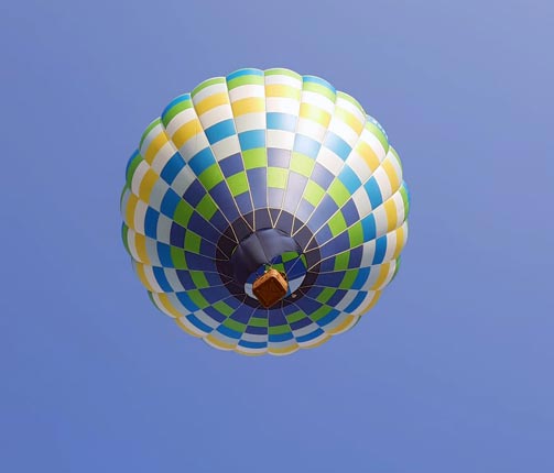 Balon cu aer cald văzut de sub
