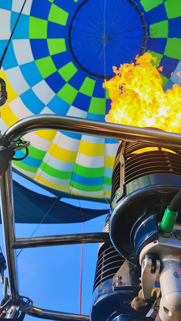 Flacăra în timpul zborului cu balonul cu aer cald