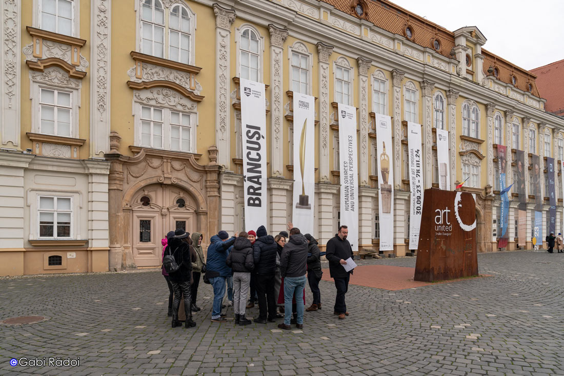Bloggeri așteptând în fața Muzeului Național de Artă din Timișoara