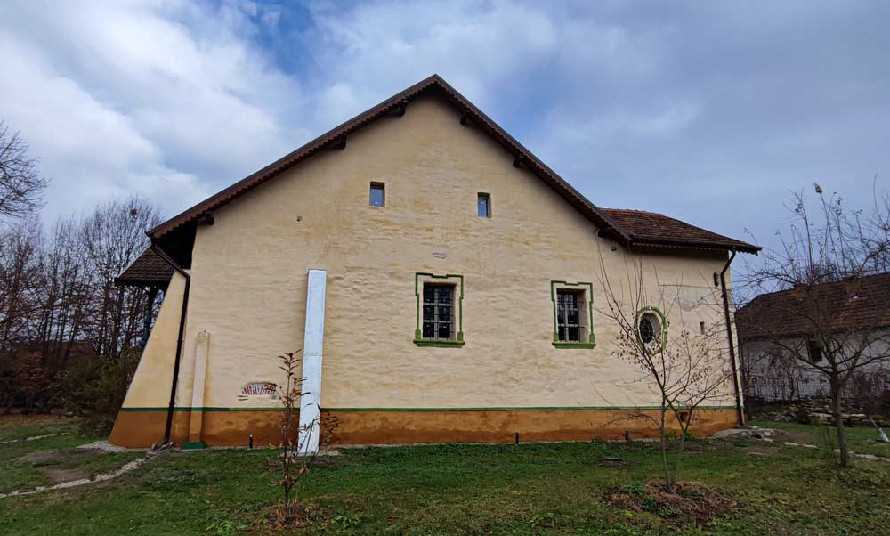 Conacul Karaba restaurat de Mihai în Densuș