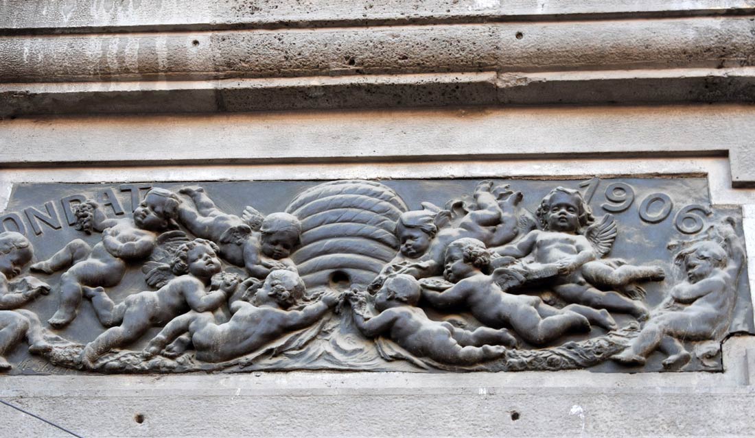 Detaliu cu stup de pe o clădire din centrul Timisoarei
