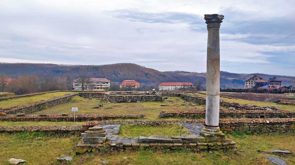 Columnă restaurată la Ulpia Traiana Sarmizegetusa