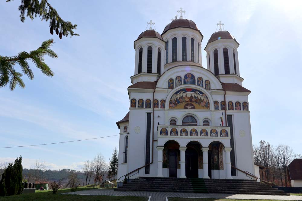 Biserica Pogorârea Sfântului Duh, Cinciș-Cerna