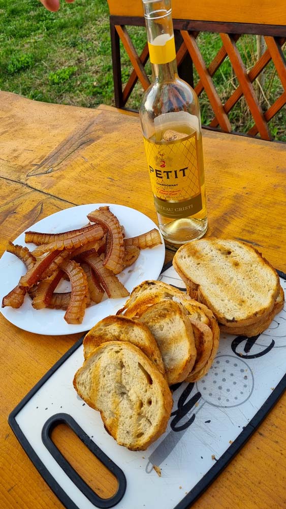 Clisa - șuncă prăjită cu pâine prăjită și vin Petit de la Chateau Cristi