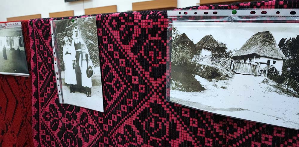 Expoziție de poze vechi cu case și costume tradiționale din Teliucu Inferior