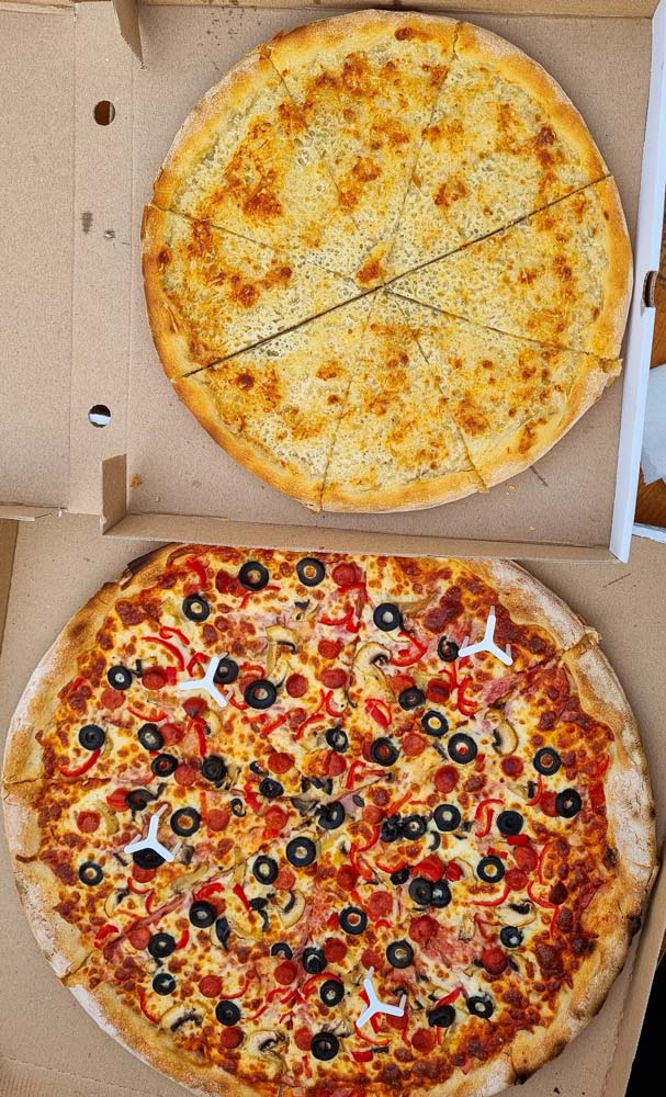 Pizza "tradițională" de la Pizzeria Napoli din Hunedoara
